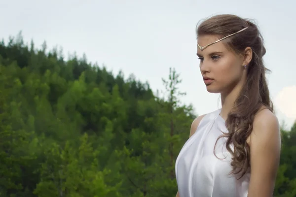 Chica eslava en el bosque profundo — Foto de Stock