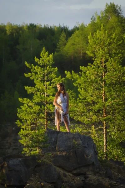 Mladá dívka lukostřelba — Stock fotografie