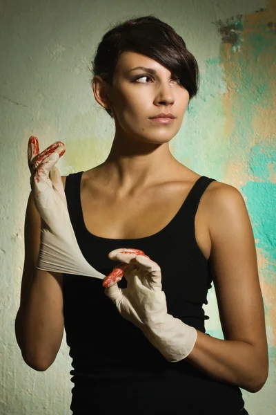 Criminalist investigating the crime scene — Stock Photo, Image