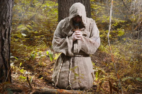 Monje en el bosque brumoso — Foto de Stock