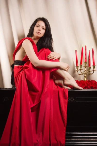 Morena na moda em um vestido vermelho longo — Fotografia de Stock