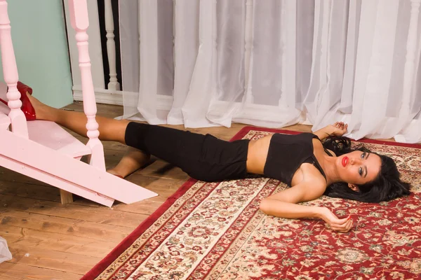 Чувственная женщина без сознания лежит на полу — стоковое фото