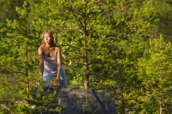 Blond kráska v hlubokém lese — Stock fotografie