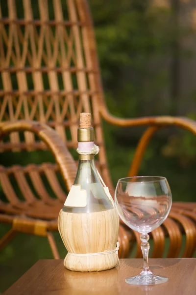 Botella de vino y copa de vino vacía — Foto de Stock