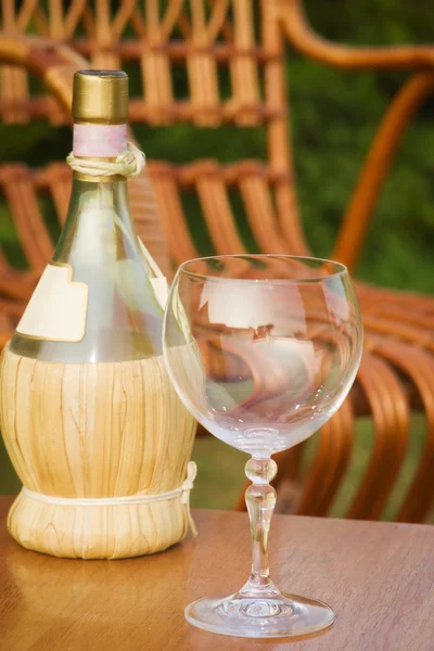 Garrafa de vinho e copo de vinho vazio — Fotografia de Stock