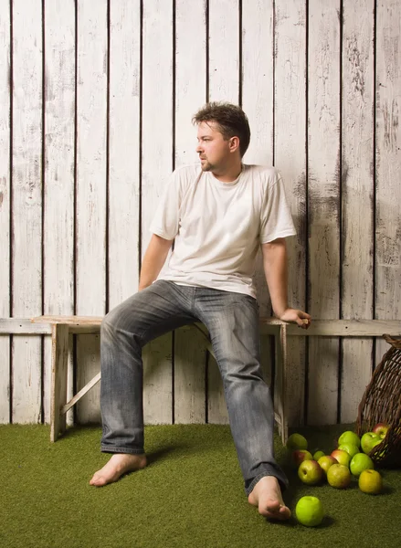 Homme assis sur un banc — Photo