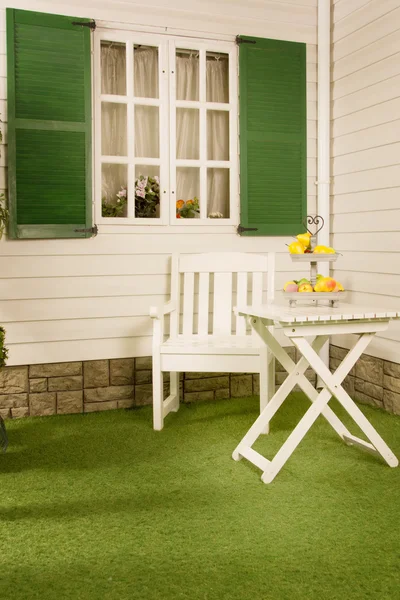 Lawn in front of a country house — Stock Photo, Image