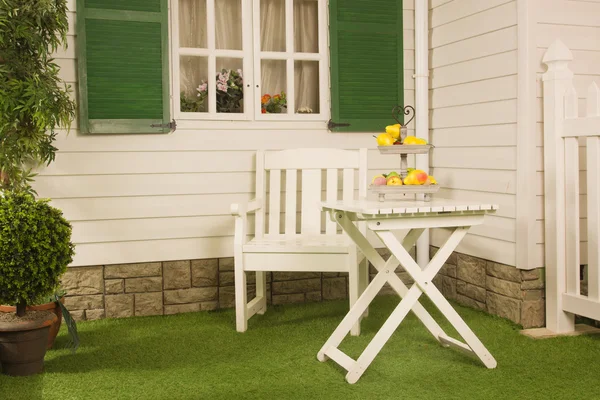 Lawn in front of a country house — Stock Photo, Image