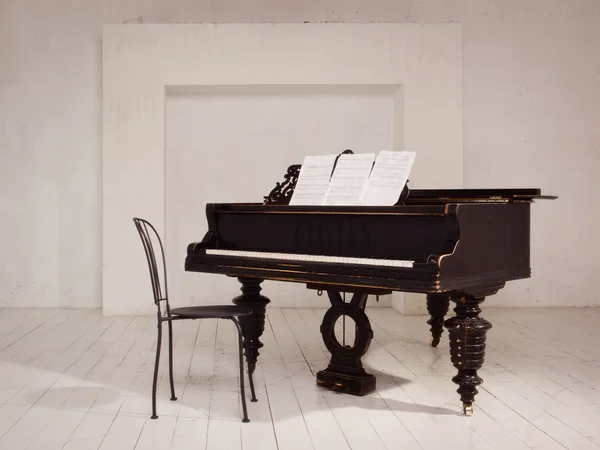 Old piano — Stock Photo, Image