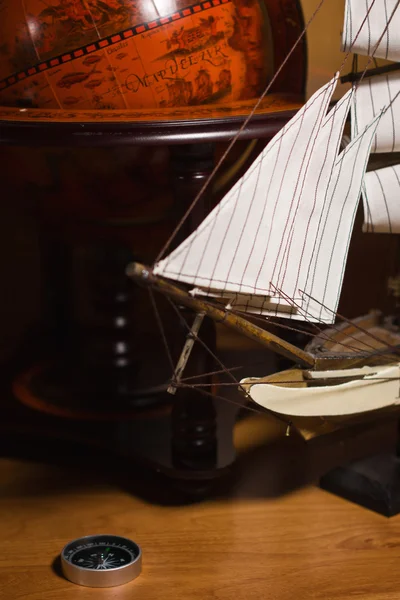 Модель парусного судна и старый земной шар — стоковое фото