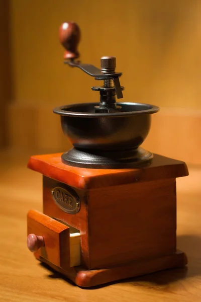 Moedor de café velho em uma mesa — Fotografia de Stock