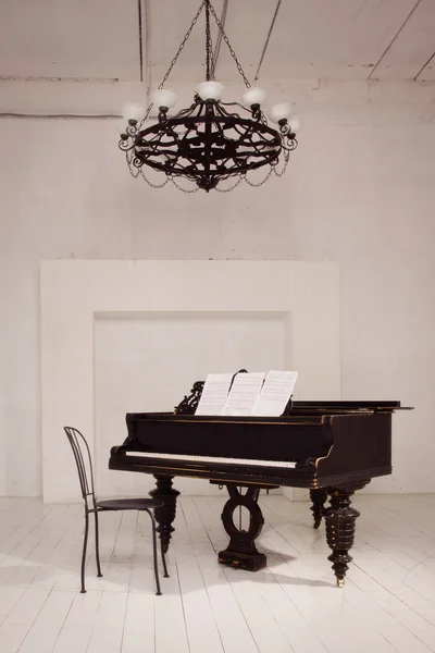 Old piano — Stock Photo, Image