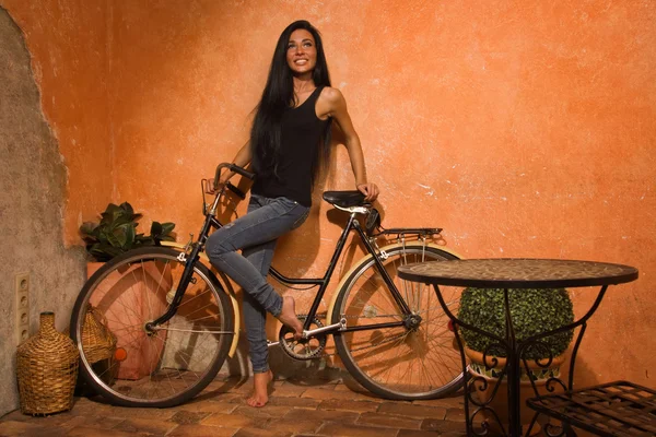 Hermosa chica con una bicicleta retro en la calle —  Fotos de Stock