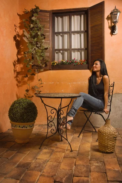 Schöne Mädchen auf der Altstadtstraße — Stockfoto