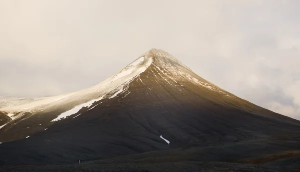 Svalbard. berg gronfjorden — Stockfoto