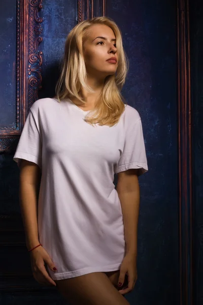 Femme chaude en t-shirt blanc posant à l'intérieur gothique — Photo