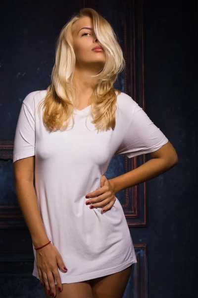 Het kvinna i vit t-shirt poserar i gotisk interiör — Stockfoto