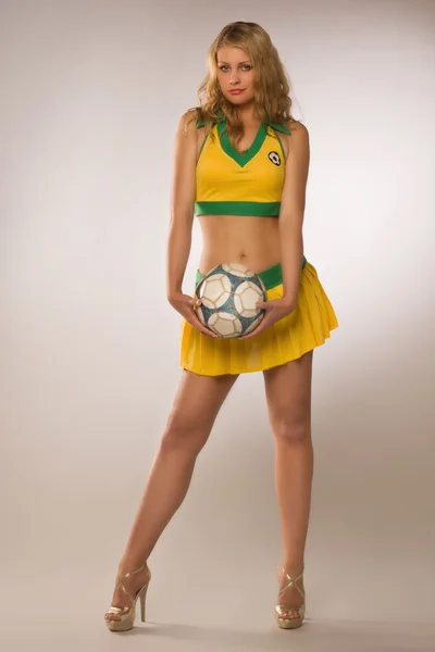 Belle sexy blond pom-pom girl whit ballon de football — Photo