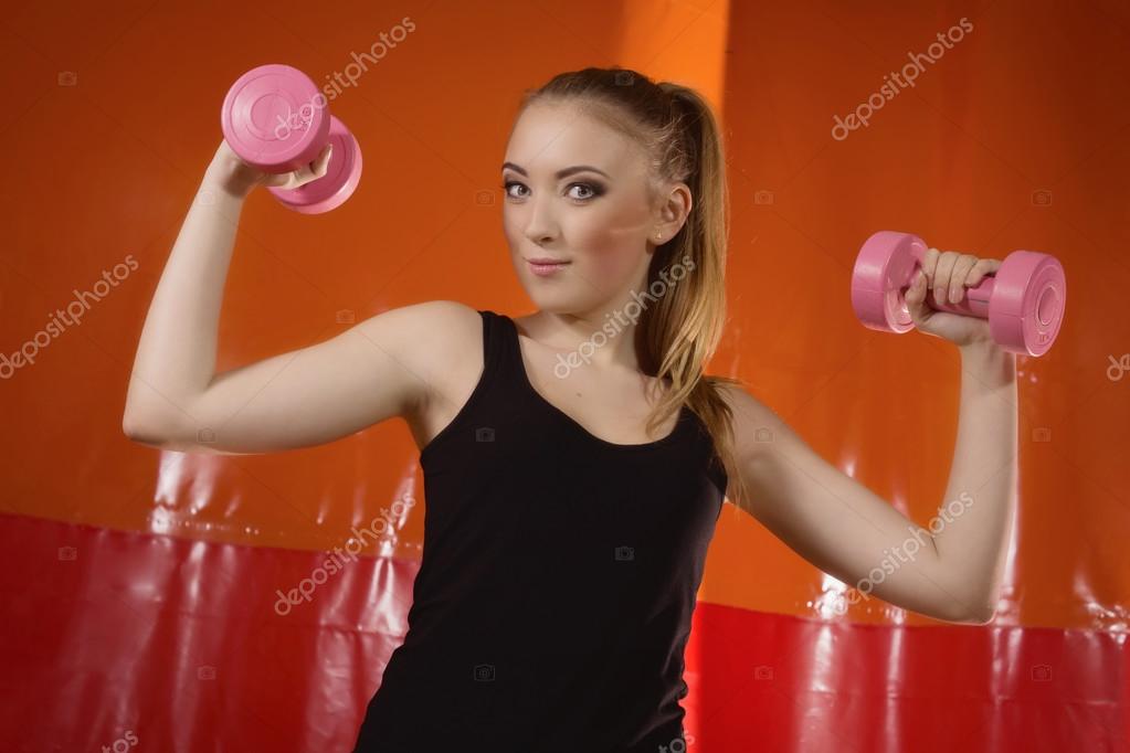 Portrait d une jeune fille qui fait des exercices sportifs 