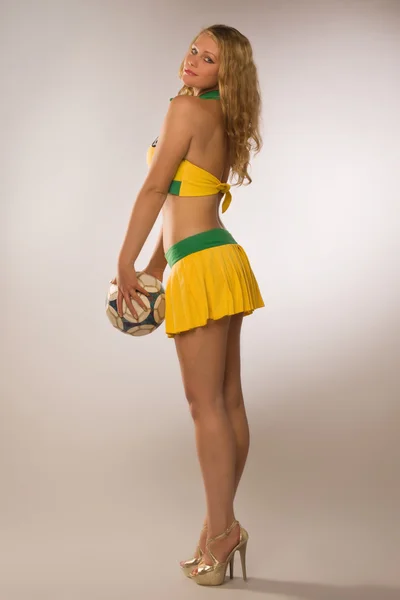 Bela sexy loira cheerleader whit futebol bola — Fotografia de Stock