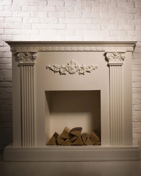 装飾的な暖炉のある豪華なインテリア — ストック写真