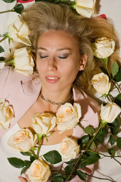 Hermosa mujer con rosas acostada en la cama —  Fotos de Stock