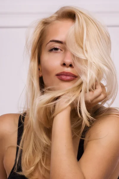 Blond meisje poseren in witte kamer — Stockfoto