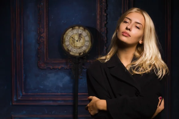 Bella ragazza con un cappotto nero — Foto Stock