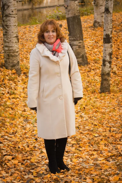 Mulher de meia-idade elegante no parque de outono — Fotografia de Stock