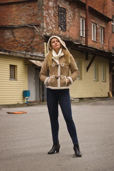 Mujer casual en la calle — Foto de Stock