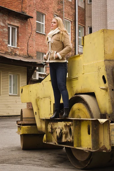 Mujer casual en un rodillo de carretera — Foto de Stock