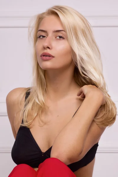 Heiße blonde Mädchen posiert im weißen Zimmer — Stockfoto