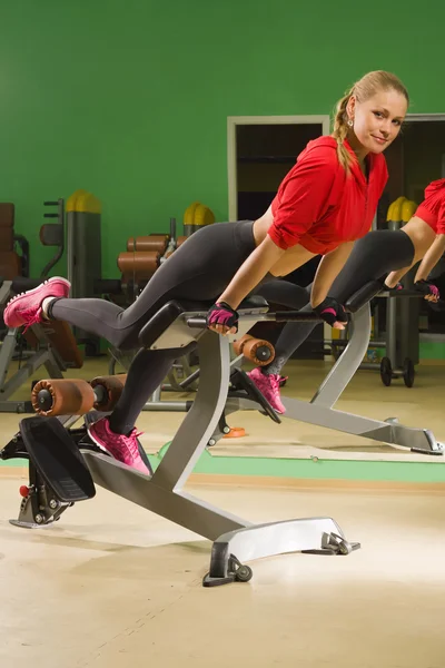 Entrenamiento femenino en el gimnasio —  Fotos de Stock