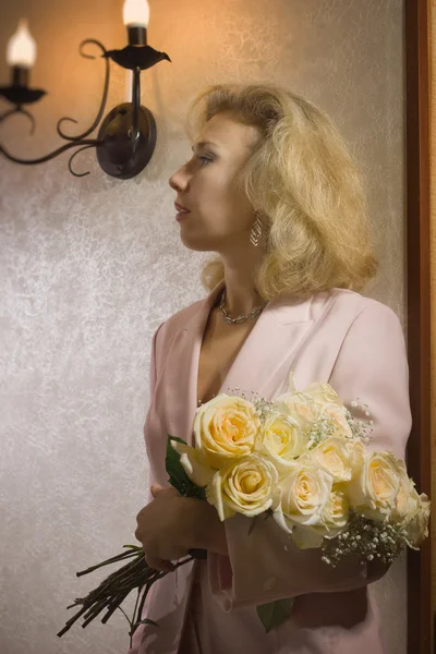 Elegante vrouw met een grote boeket rozen — Stockfoto