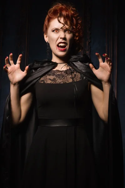 Mujer enojada vampiro — Foto de Stock