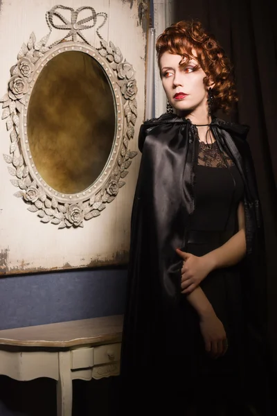 Çok güzel bir kadın vampir — Stok fotoğraf