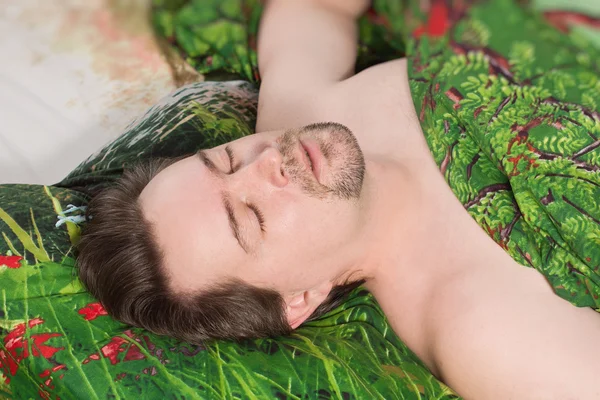 Hombre durmiendo en la cama — Foto de Stock