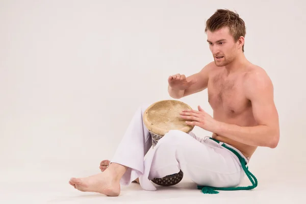 Capoeira dancer play drums — Stock Photo, Image