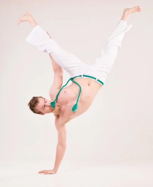 Capoeira danseuse sur fond blanc — Photo