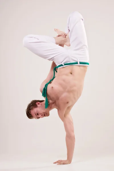 Capoeira tanečnice na bílém pozadí — Stock fotografie