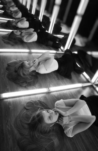 Sexy meisje en haar reflectie in de spiegel — Stockfoto