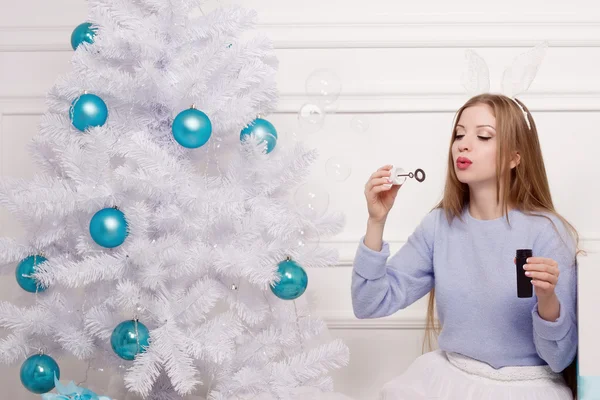 Happy girl blow bubbles — Stock Photo, Image