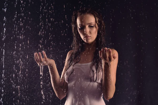 Sexy vrouw in wit overhemd poseren onder water Stockfoto