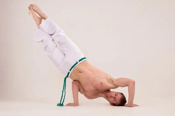 Capoeira danseuse sur fond blanc — Photo