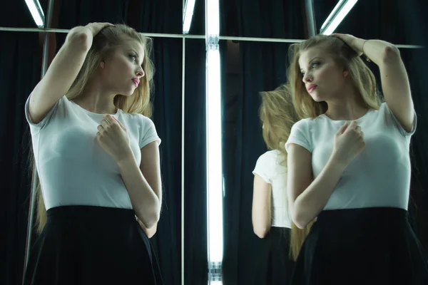 Sexy meisje en haar reflectie in de spiegel tabel — Stockfoto
