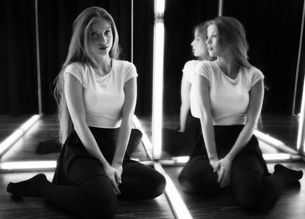 Сексуальная девушка и ее отражение в зеркальном столе — стоковое фото