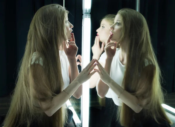 Sexy dívka a její odraz v zrcadle tabulce — Stock fotografie