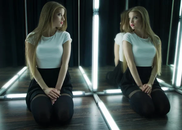 Sexy Mädchen und ihr Spiegelbild im Spiegeltisch — Stockfoto