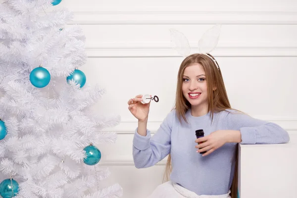 Happy girl blow bubbles — Stock Photo, Image