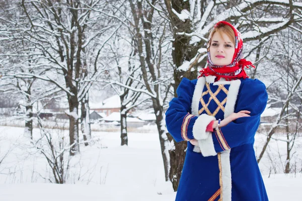 这位俄罗斯美女身穿传统服装的女人 — 图库照片